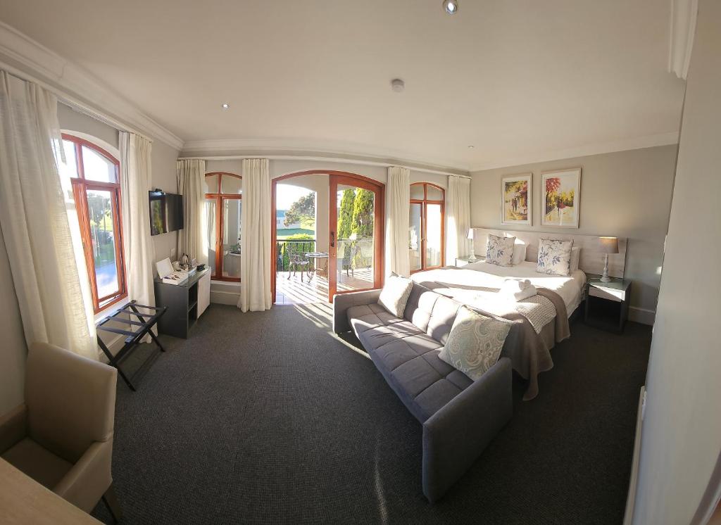 伊丽莎白港Villa Tuscana的一间大卧室,配有一张床和一张沙发