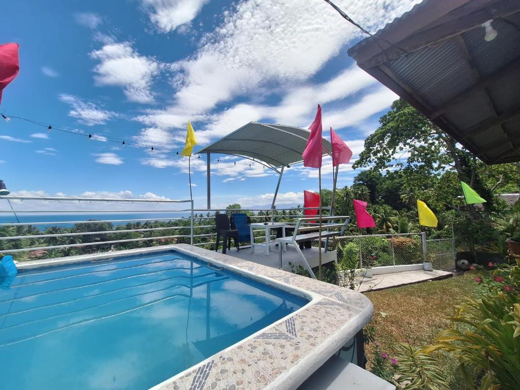 San AntonioIsland samal overlooking view house with swimming pools的海景游泳池