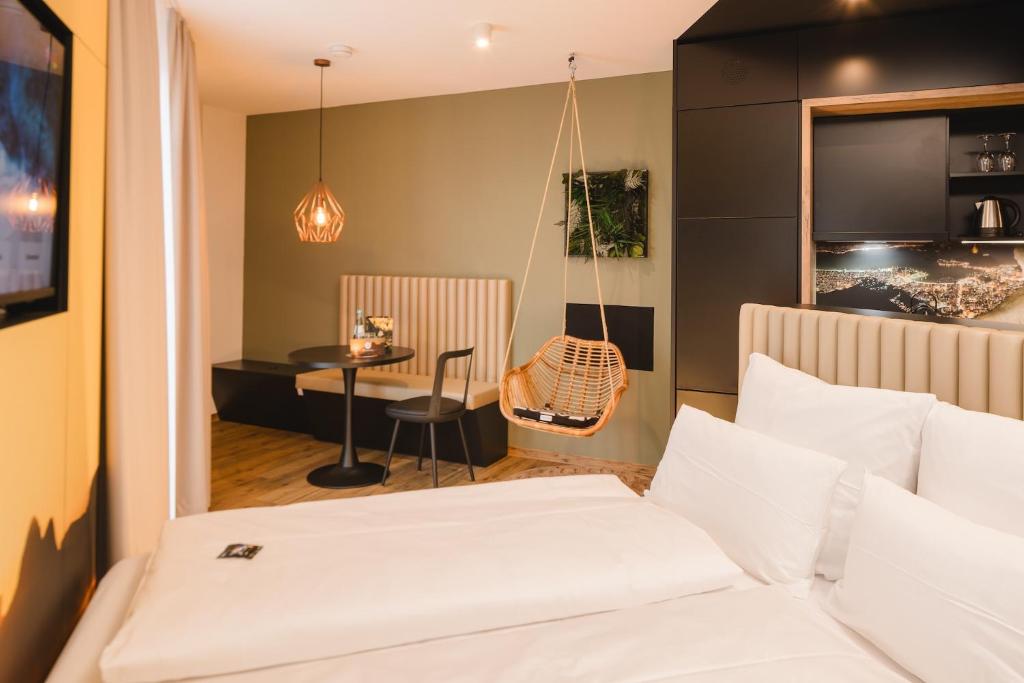 斯图加特Rioca Stuttgart Posto 6的一间卧室配有一张床,另一间卧室配有秋千