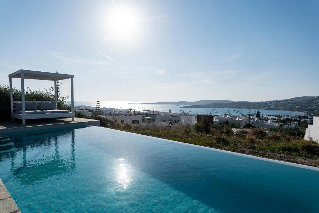 帕罗奇亚Orasea Villa with private pool的享有城市景致的大型游泳池