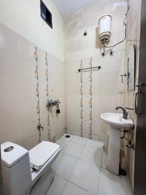 贾朗达尔Hotel Star INN的白色的浴室设有卫生间和水槽。