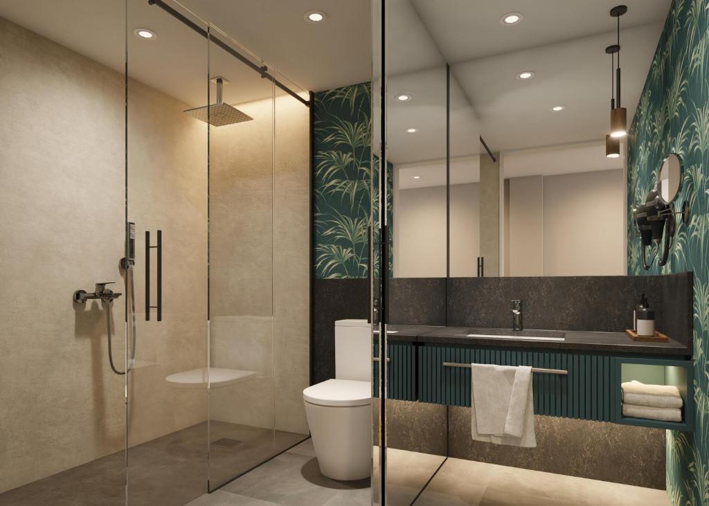 阿德耶Princess Inspire Tenerife - Adults Only的带淋浴、卫生间和盥洗盆的浴室