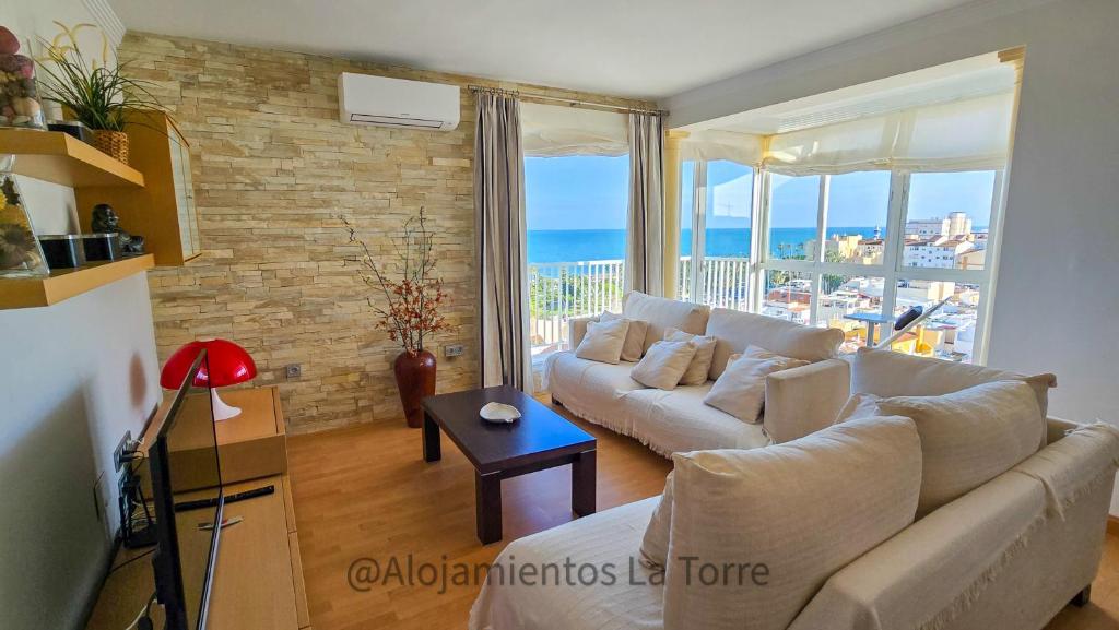 托雷德尔马尔Luxury House Relax - Alojamientos La Torre的带沙发的客厅,享有海景