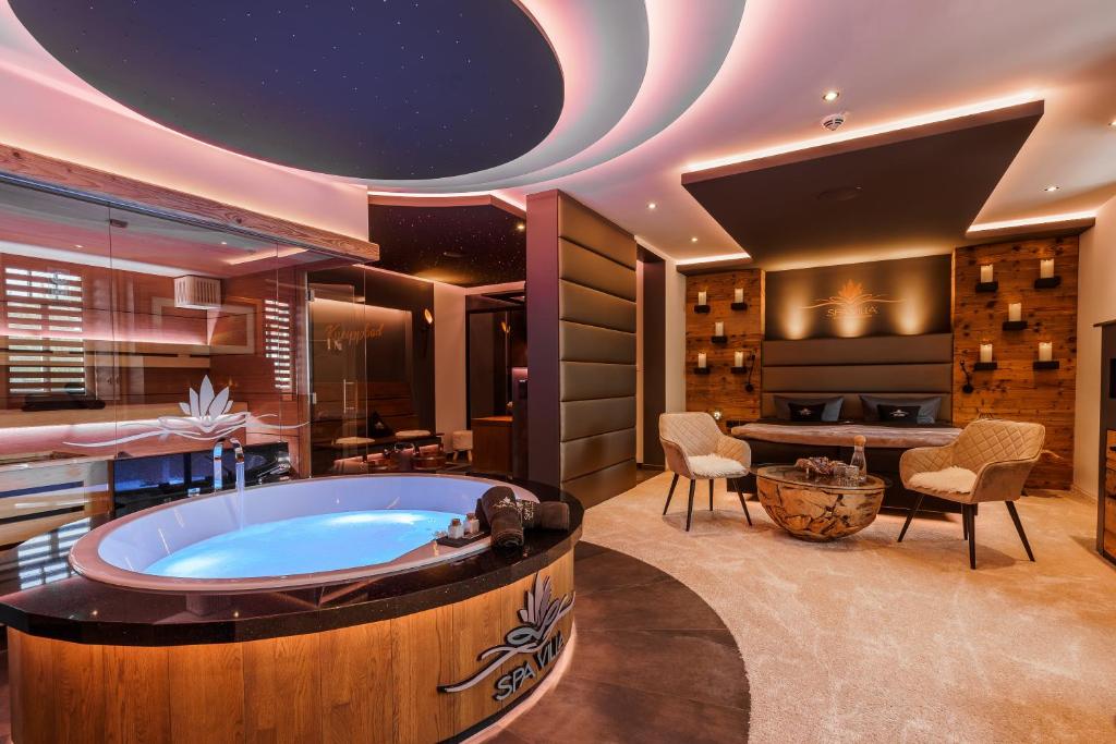 WingerodeSpa Villa Beauty & Wellness Resort的一间带按摩浴缸的大浴室