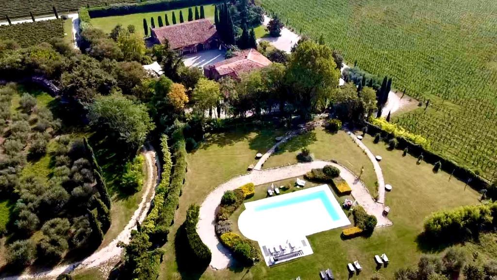 索纳安迪卡蒂莫拉德尔图尔科农家乐的享有带游泳池的庄园的空中景致