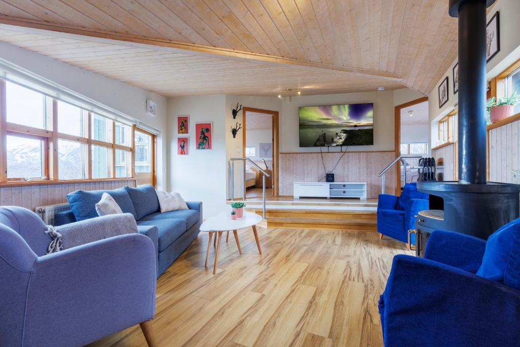 ÚthlidCabin Úthlíð - Birta Rentals的客厅配有蓝色的沙发和电视