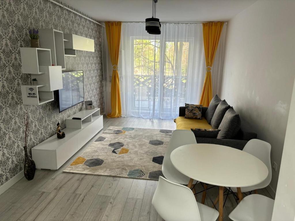 普洛耶什蒂White DeLuxe Apartment的客厅配有白色桌子和沙发