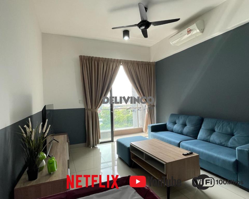 莎阿南Comfy 2 bedroom for 6 pax, 3mins walk to Kamalinda的客厅设有蓝色的沙发和窗户。