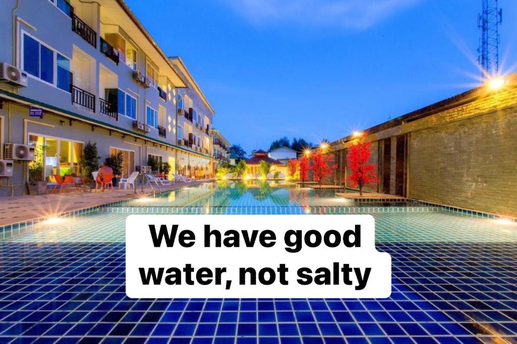 皮皮岛Phi Phi Maiyada Resort- SHA Certified的一个游泳池,上面有标志,说我们有好水,没有盐