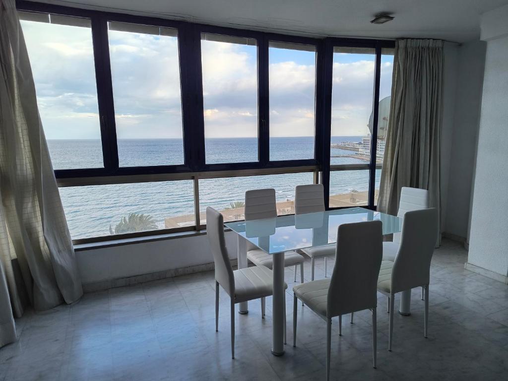 阿利坎特APARTAMENTO PLAYA的一间配备有桌椅的海景用餐室