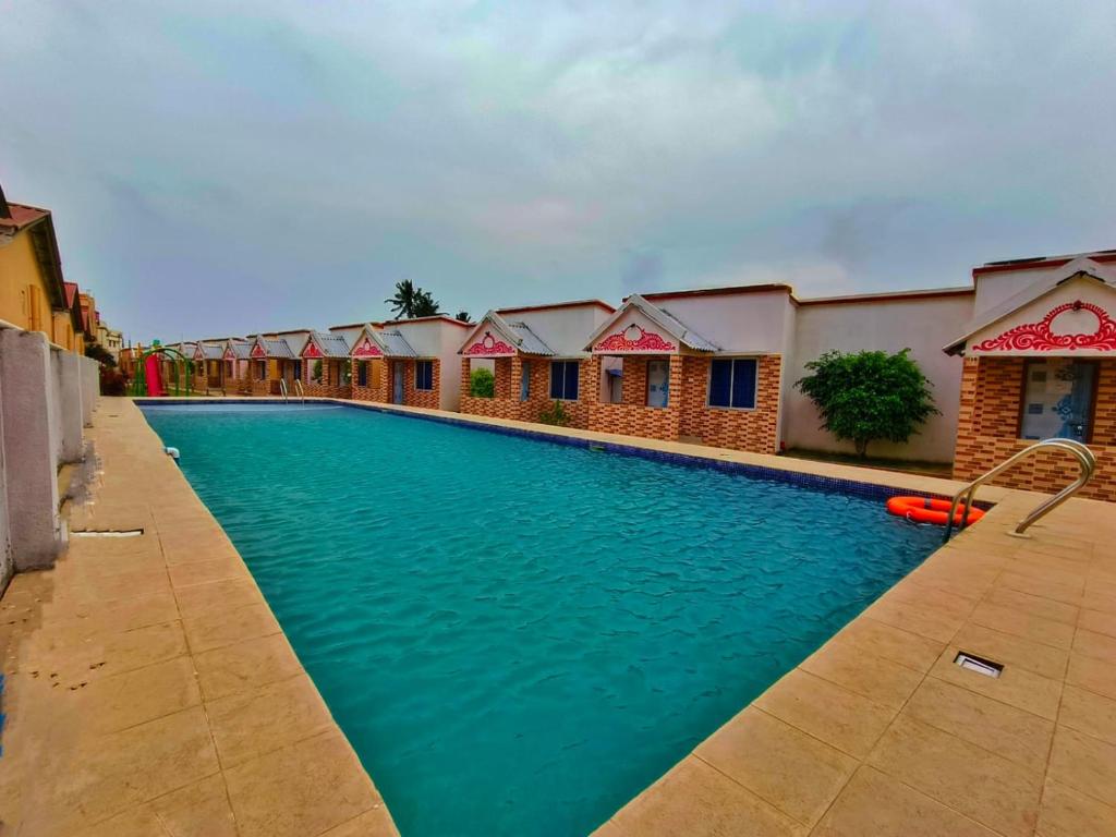 曼达莫尼Bongtel Beach Resort Mandarmani的蓝色海水度假村的游泳池