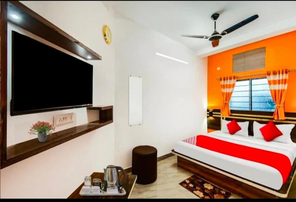 SaluaOyo chinar haven的卧室配有壁挂式大屏幕平面电视。
