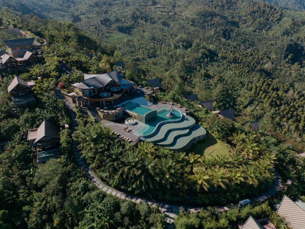 姆杜克Elevate Bali的享有带游泳池的度假村的空中景致