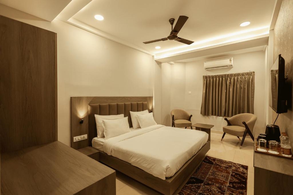 哈里瓦Arjun - A boutique hotel的卧室配有一张床和一张桌子及椅子