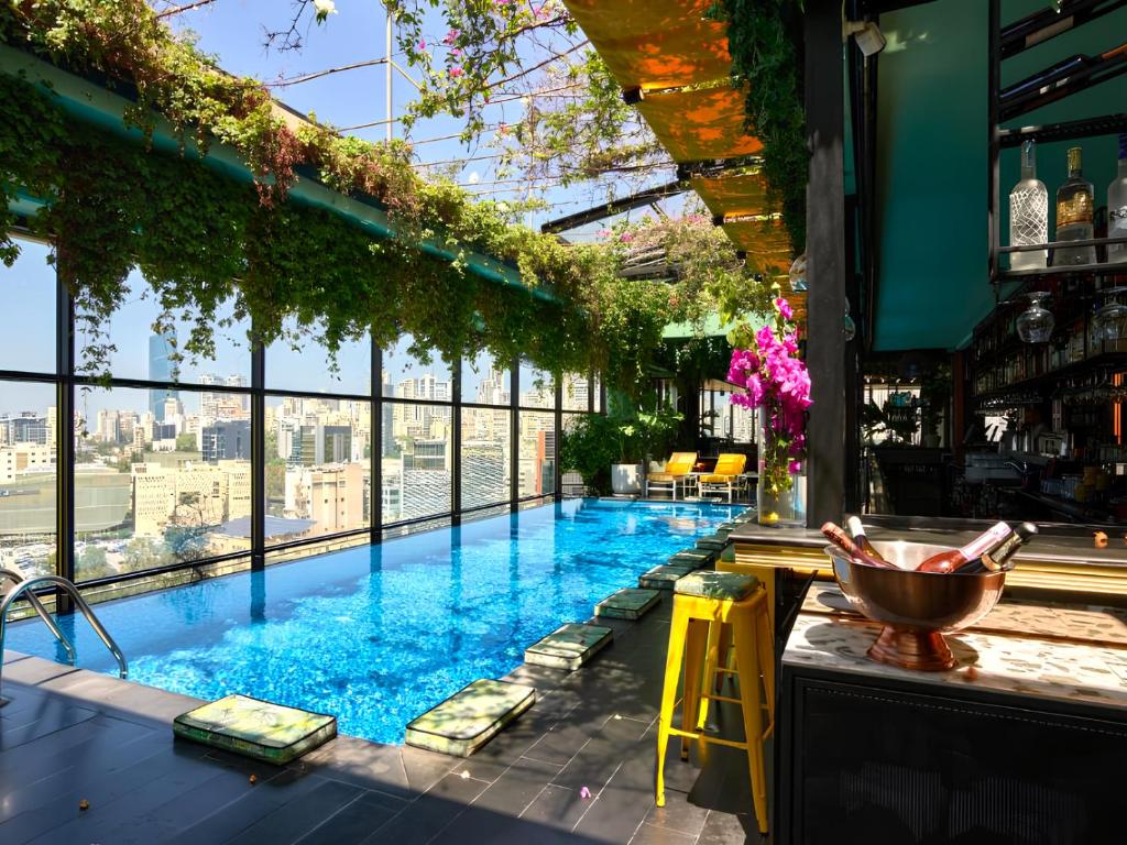 贝鲁特思玛维尔酒店的一个带酒吧的游泳池,享有城市美景