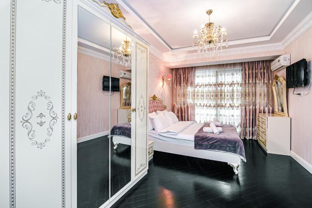巴库Park Azure Deluxe Apartment By Baku Housing的一间卧室配有一张床和镜子