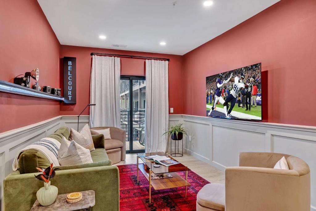 纳什维尔Nashville - 635 7th Ave S Unit 412的客厅设有红色的墙壁和电视。