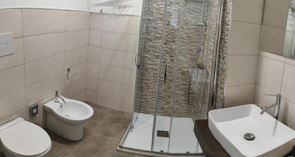 卡尔塔尼塞塔Giovita Room and Suite Centro Sicilia的浴室配有卫生间、淋浴和盥洗盆。