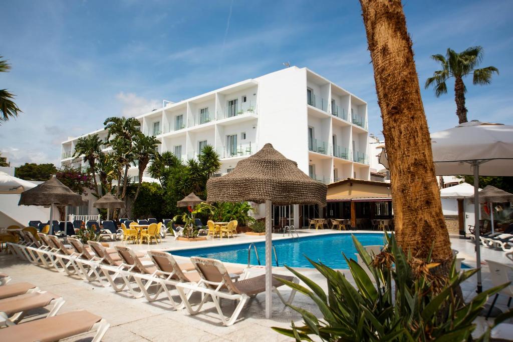 埃斯卡纳玛瓦韦尔塔旅馆的一个带游泳池和椅子的度假胜地和一座建筑