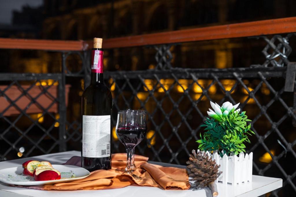 巴库Sahil Ark Hotel Baku的一瓶葡萄酒和一张桌子上的一杯