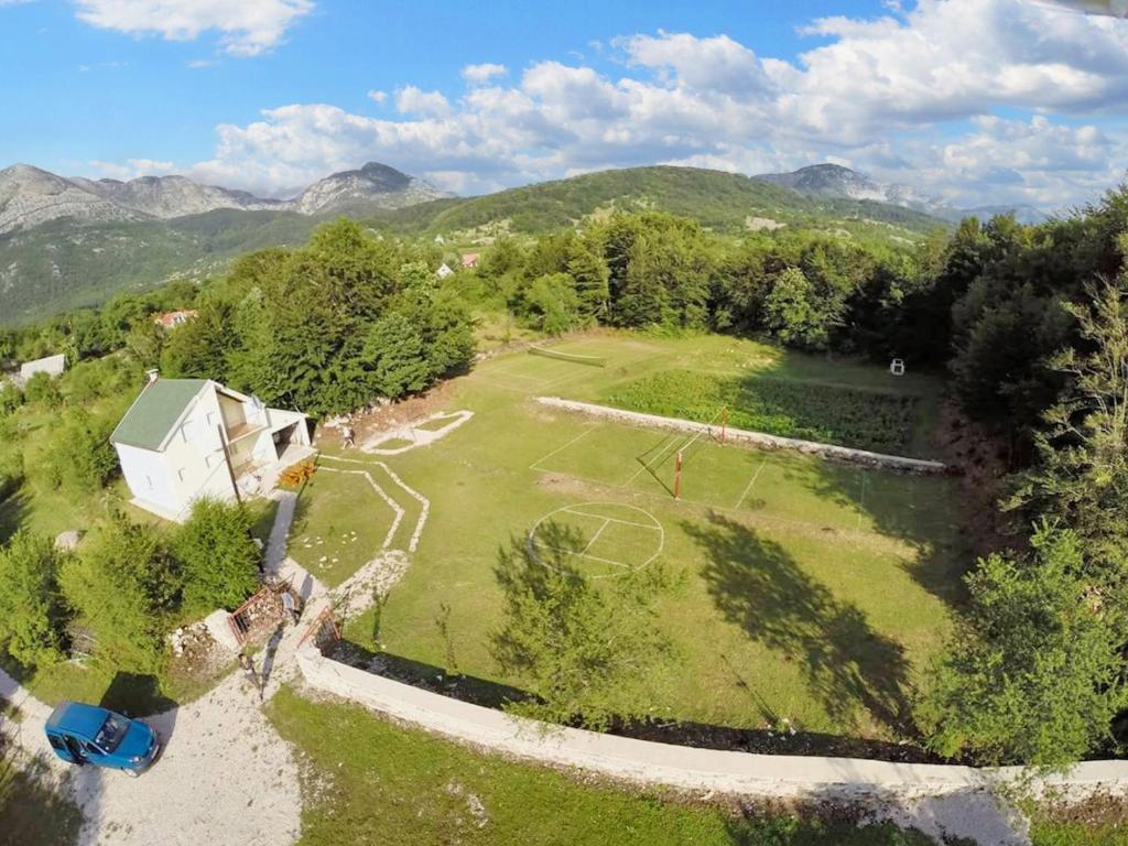 赫尔采格诺维3 bedrooms chalet with enclosed garden and wifi at Herceg Novi 2 km away from the slopes的足球场的空中景观
