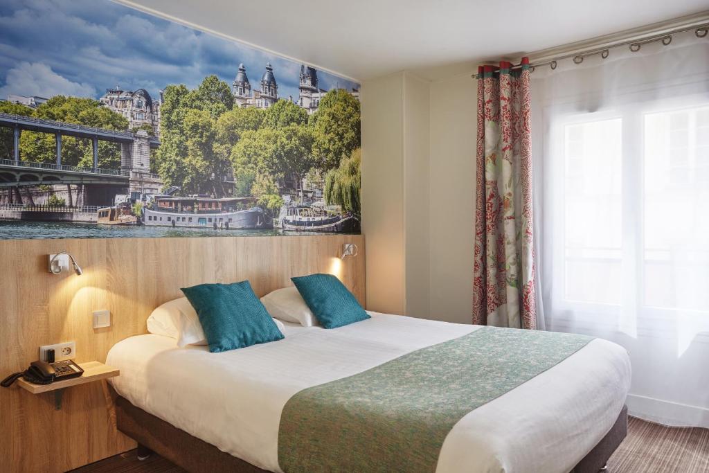 巴黎堡格林内尔埃菲尔铁塔酒店的酒店客房设有一张床,墙上挂有绘画作品