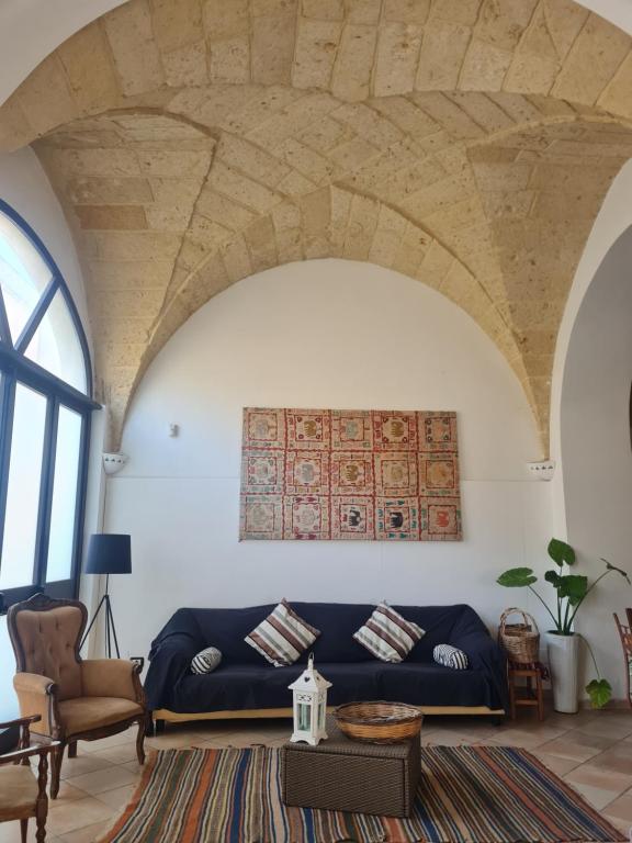 科佩尔蒂诺Salento的客厅设有蓝色的沙发和大型天花板。