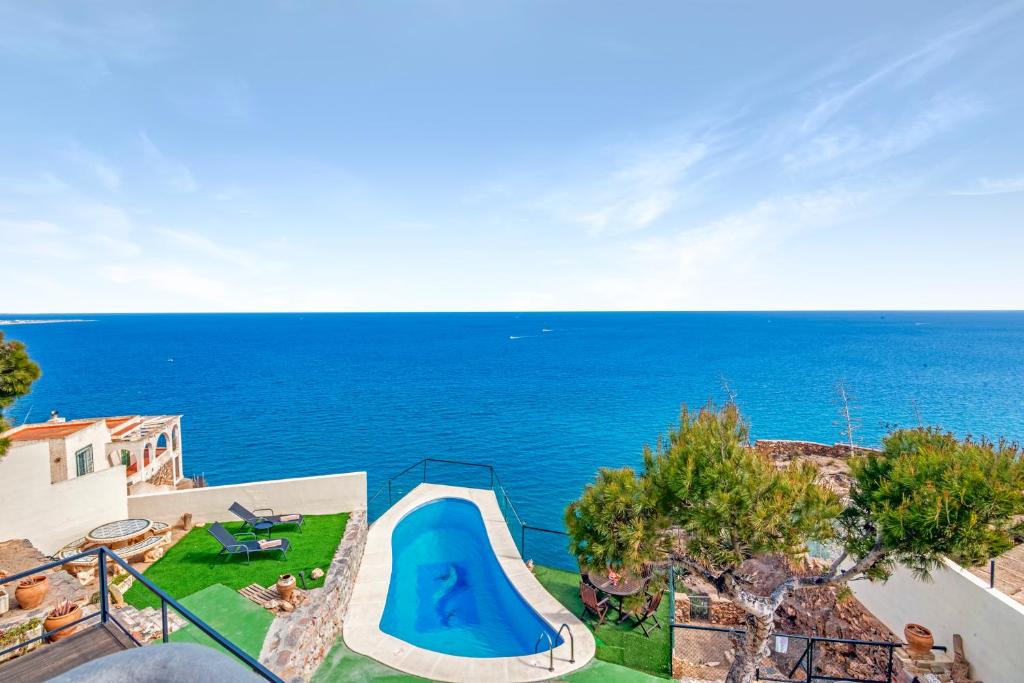 阿尔么丽亚Villa Infinity sea views I Pool I BBQ I Jacuzzi的享有海景。