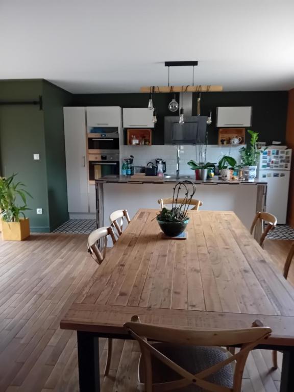 维耶尔宗Bois d'Yevre的带厨房的客房内的木桌