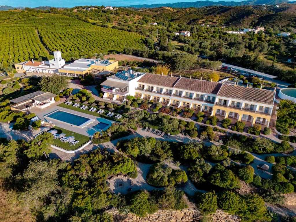 塔维拉Hotel Rural Quinta do Marco - Nature & Dining的享有大厦空中美景,设有游泳池