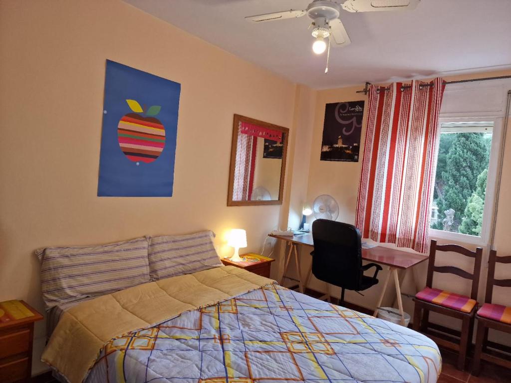 福恩吉罗拉Fuengirola Rooms Boliches Beach的一间卧室配有一张床和一张带电脑的书桌
