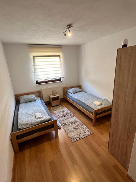 萨拉热窝SA Apartment的客房设有两张床和窗户。