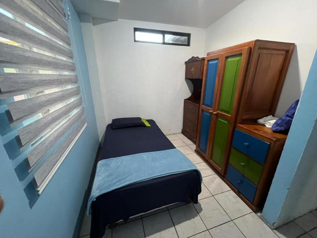 巴克里索莫雷诺港surf house的一间小卧室,配有一张床和一个梳妆台