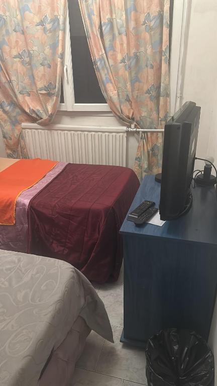 克雷伊Laila的客房设有两张床和一张桌子上的电视