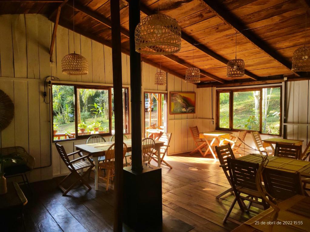 埃尔索韦维奥Lodge Paraíso的一间带桌椅和窗户的用餐室