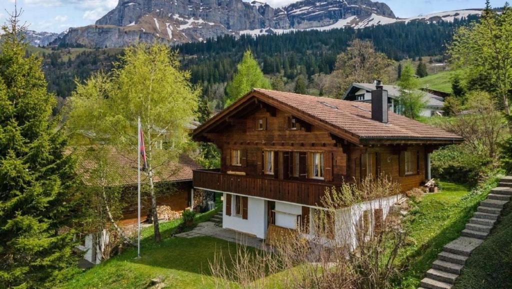 阿克斯普Chalet Specht, gemütliches Ferienchalet auf der Axalp的一座山地木屋