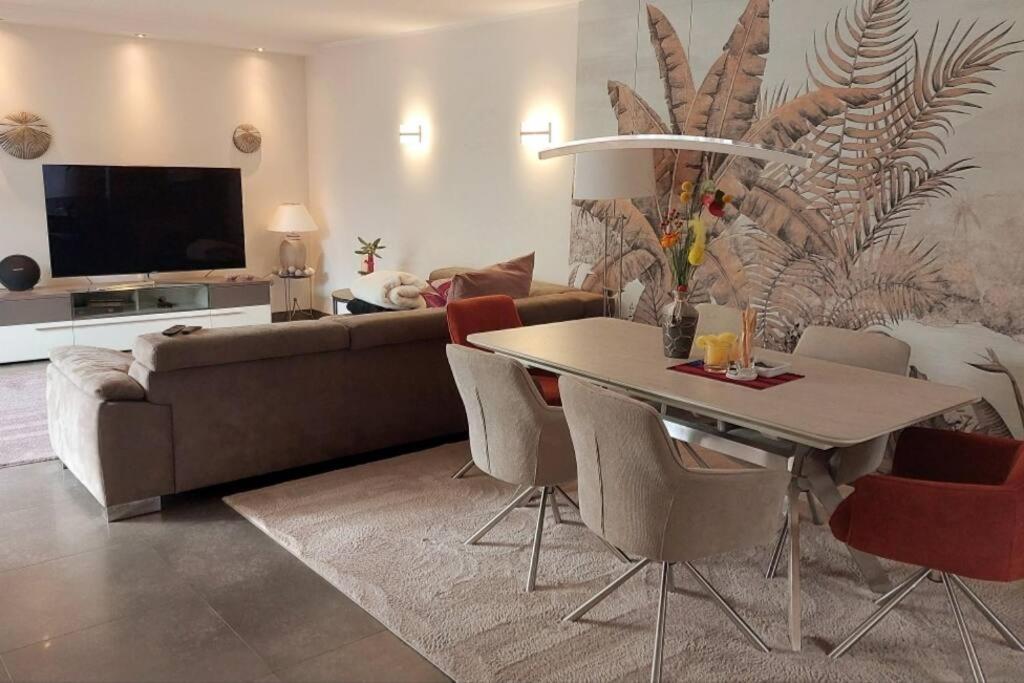 杜塞尔多夫Superior Haus 120 qm mit Garten的客厅配有沙发和桌椅
