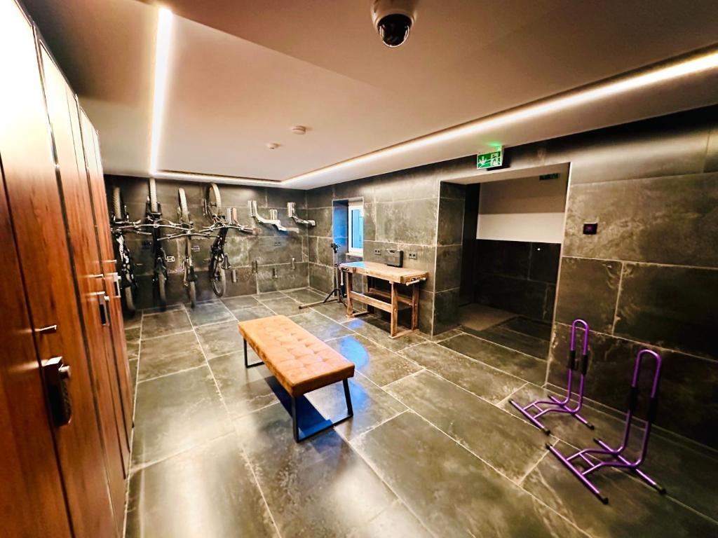 萨尔巴赫PHILSON Apartments的一间健身房,里面设有木桌和长凳