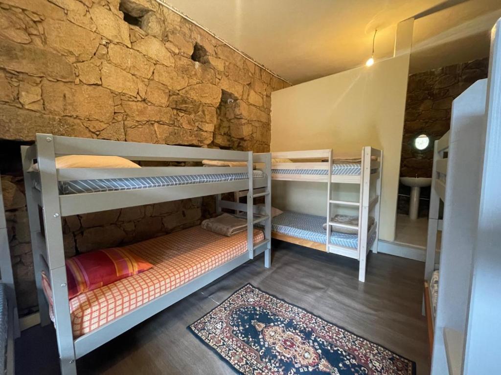 塞雷拉Au village的石墙客房内的两张双层床