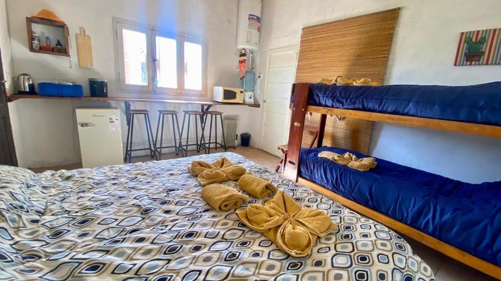 蒂诺加斯塔El Corti Tinogasta的一间卧室,配有一张带弓的床铺