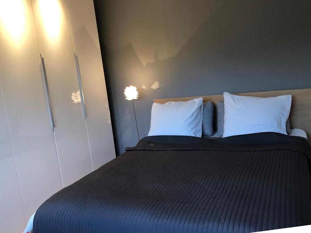 SøborgBeautiful hygge apartment Dk的一间卧室配有一张带两个白色枕头的床