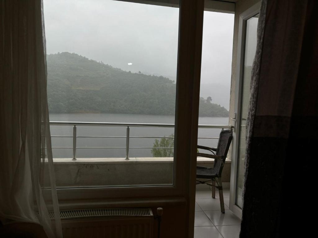 萨姆松Ayvacık Hotel Restaurant的客房享有水景阳台