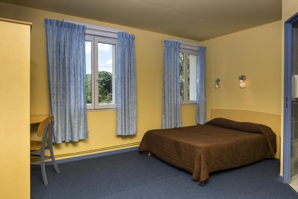 阿维尔梅斯埃弗姆斯酒店的一间卧室设有一张床和两个窗户。