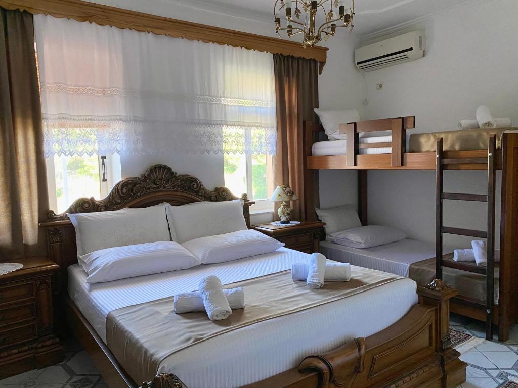 吉诺卡斯特Yuri Guest House的一间卧室配有两张双层床和毛巾