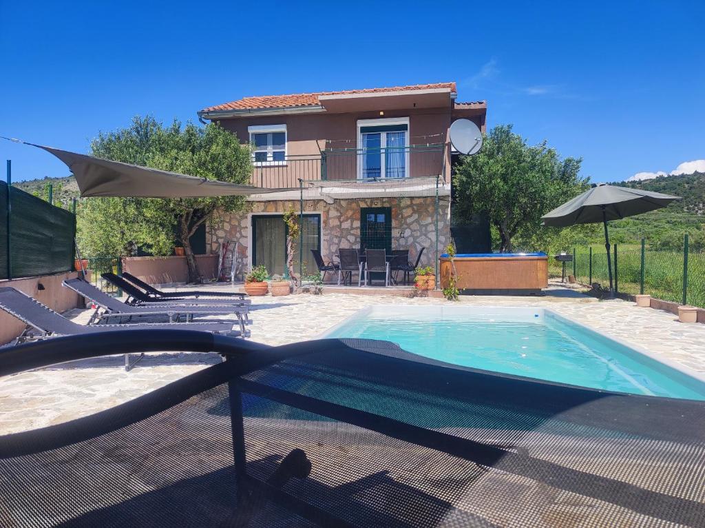 希贝尼克Holiday House Mablo with pool & jacuzzi的一座带游泳池和房子的别墅