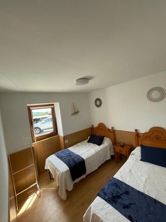 格罗韦CASA DA TORRE的一间卧室设有两张床和窗户。