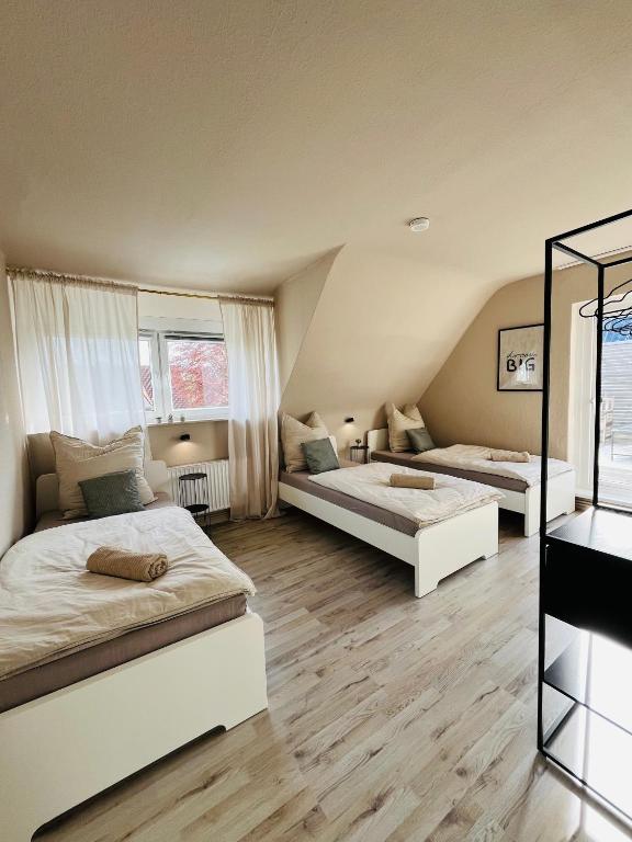 汉诺威OVERNIGHT Apartment No1 - Dachterrasse, Küche的一间卧室设有两张床和窗户。