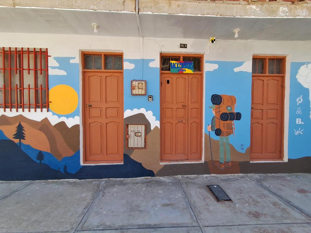 奥鲁罗Backpacker Oruro的建筑上带门壁画的墙