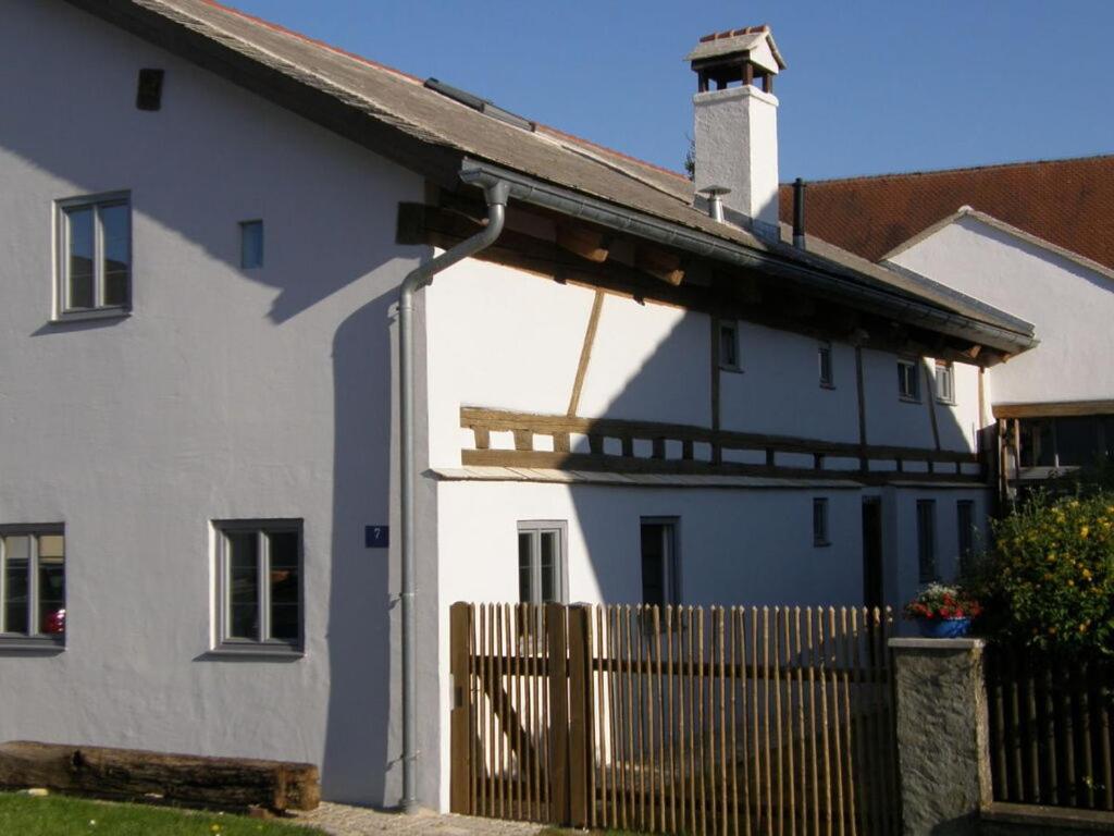 Schernfeld"Zum Kirchenschuster"的前面有木栅栏的白色房子