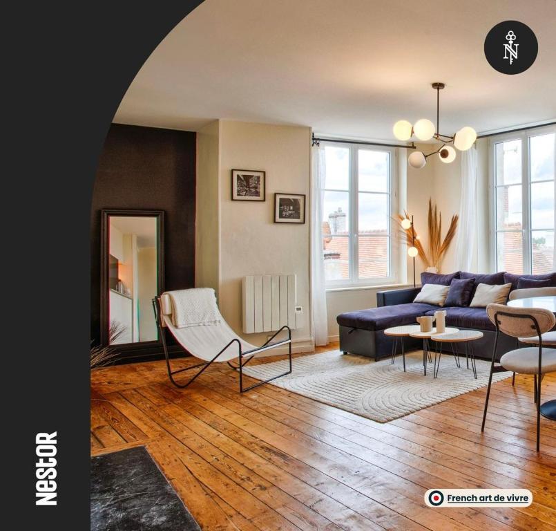 法莱斯La Casa Pampa — Comfort, Style & Modernity的客厅配有沙发和桌椅